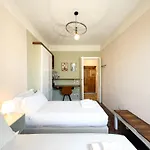 Apartment Free Parking - Elegant Two-bedroom With Balcony *