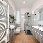 Free Parking - Elegant Two-bedroom With Balcony Apartment Cernobbio