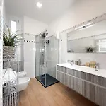 Free Parking - Elegant Two-bedroom With Balcony
