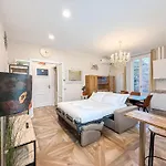 Apartment Free Parking - Elegant Two-bedroom With Balcony *