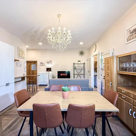 Daire Free Parking - Elegant Two-bedroom With Balcony