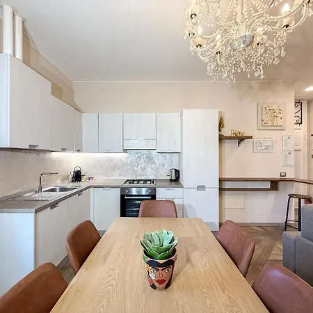 Daire Free Parking - Elegant Two-bedroom With Balcony *