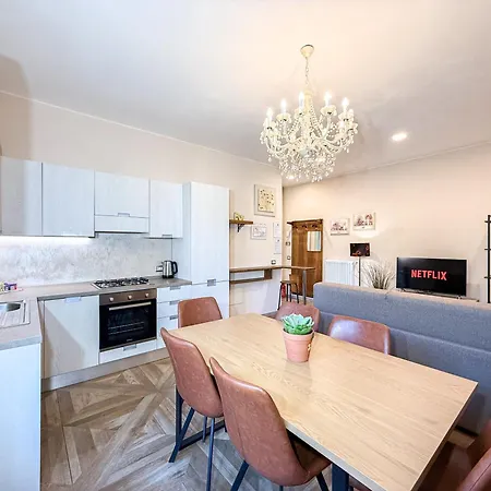 Daire Free Parking - Elegant Two-bedroom With Balcony