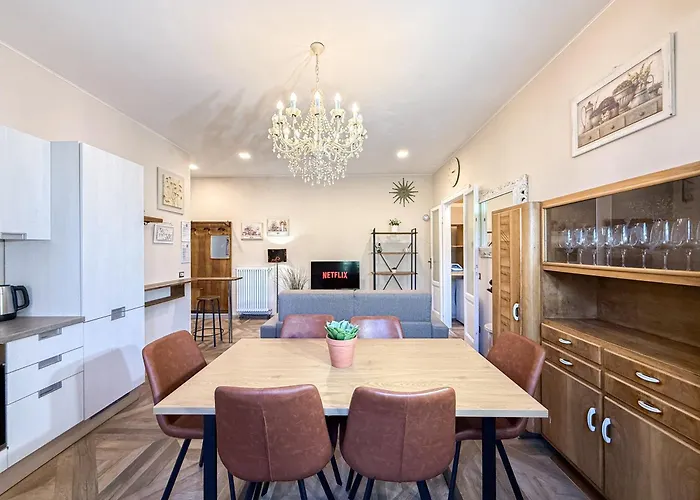 Daire Free Parking - Elegant Two-bedroom With Balcony