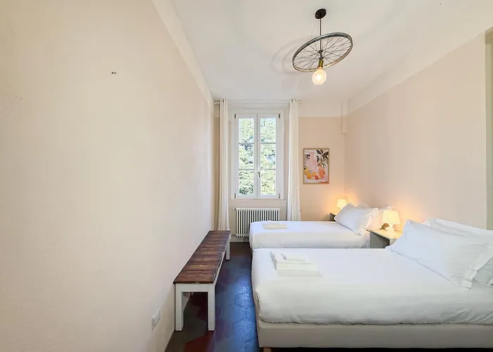 Free Parking - Elegant Two-bedroom With Balcony Daire