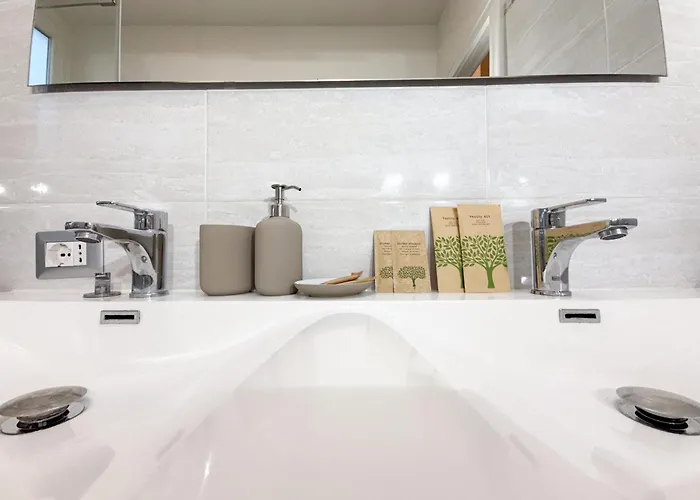 Daire Free Parking - Elegant Two-bedroom With Balcony *