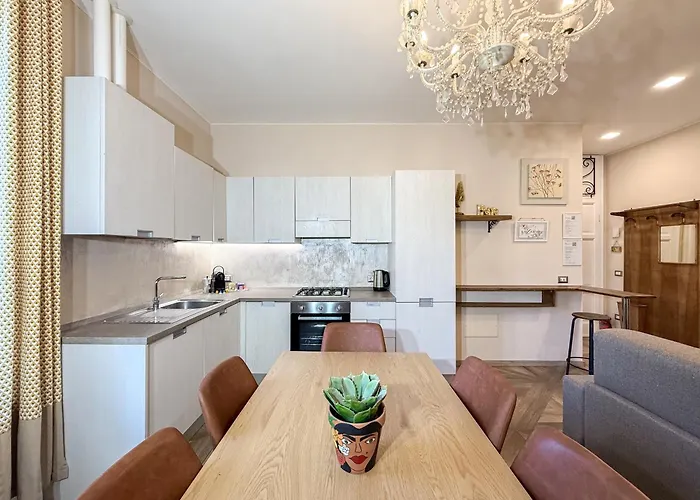 Apartment Free Parking - Elegant Two-bedroom With Balcony *